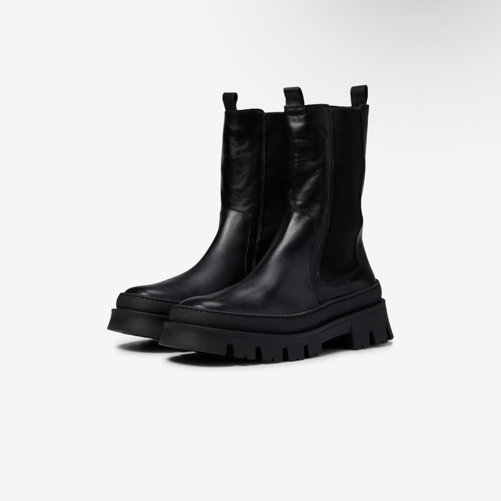 Kenneth Cole Women's Maple Chelsea Boots 👢